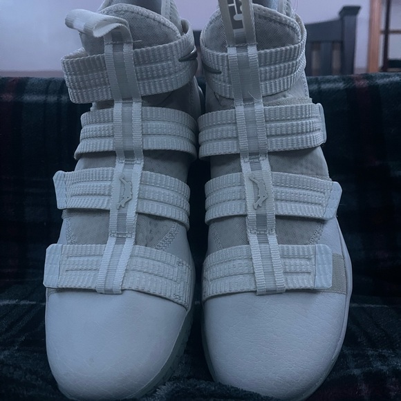 Lebron Soldier 10 Size 9 men’s - Picture 1 of 8